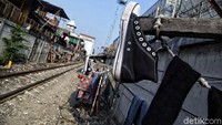 Pinggir rel kereta api itu juga dijadikan untuk menjemur pakaian.