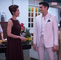 Tubuh Michelle Yeoh juga dibungkus busana fancy. Dalam sebuah adegan, ia memakai gaun plum Valentino. (Foto: Warner Bros Pictures via IMDb)