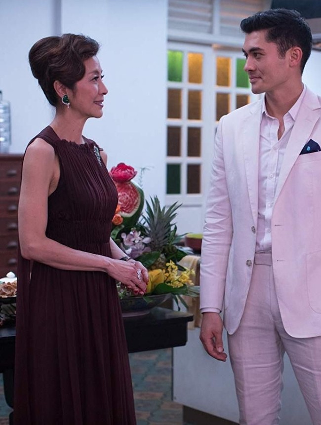 Tubuh Michelle Yeoh juga dibungkus busana fancy. Dalam sebuah adegan, ia memakai gaun plum Valentino. (Foto: Warner Bros Pictures via IMDb)