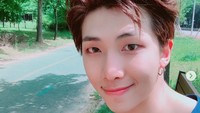 Selain itu V juga menyebut Namjoon sebagai pria yang paling pintar dan fasih berbahasa Inggris. Dok. Instagram/btsnamjoon
