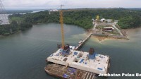 Saat ini, kendaraan dari Balikpapan menuju Penajam dan akan melanjutkan perjalanan ke Kota Banjarmasin di Kalimantan Selatan dan kota lainnya harus memutar dengan jarak sekitar 100 km dengan waktu tempuh 5 jam. Dengan adanya jembatan tersebut, nantinya jarak akan menjadi lebih pendek yakni sekitar 30 km dan dapat dilintasi hanya dalam satu jam. Dok. Kementerian PUPR.