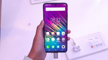 Vivo V11 Pro hadir dengan layar AMOLED berukuran 6,41 inci dengan aspek rasio 19,5:9. Foto: Virgina Maulita Putri/detikINET