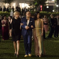 Gaun Missoni bernuansa keemasan juga menjadi andalan Constance di film arahan sutradara Jon Chu ini. Gaun tersebut bagian dari koleksi Spring-Summer 2017. (Foto: Warner Bros Pictures via IMDb)