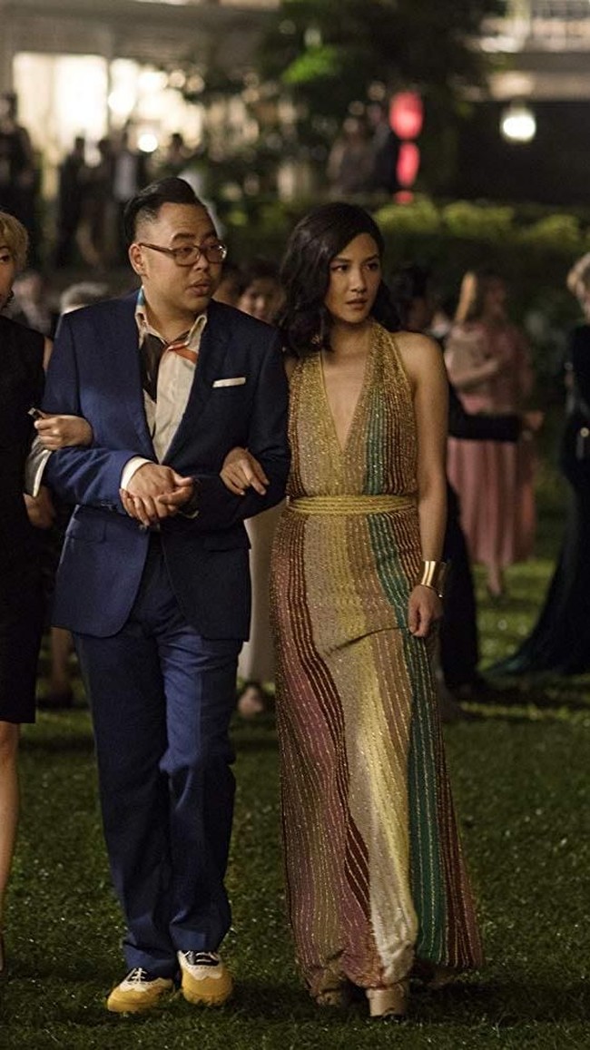 Gaun Missoni bernuansa keemasan juga menjadi andalan Constance di film arahan sutradara Jon Chu ini. Gaun tersebut bagian dari koleksi Spring-Summer 2017. (Foto: Warner Bros Pictures via IMDb)