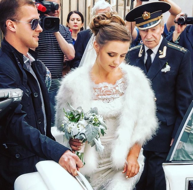 Pernikahan mereka pada 2015 silam sempat bikin geger di Rusia. Lantaran, perbedaan usia yang terlampau jauh. Usia Ivan lebih tua 60 tahun dari Natalia. Tak sedikit yang berkomentar Natalia seperti menikahi kakeknya.  Foto: dok. Instagram (@natalia_krasko)