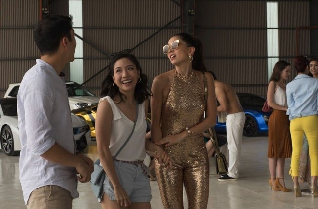Rasanya belum lengkap jika tidak menghadirkan emas sebagai simbol kekayaan. Karakter Araminta Lee yang diperankan Sonoya Mizuno pun mewakilinya dengan dress sequin emas. Tak perlu banyak bicara, ia sudah terlihat kaya dan mencuri perhatian. Foto: Warner Bros
