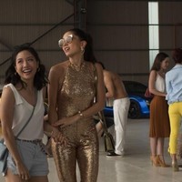 Rasanya belum lengkap jika tidak menghadirkan emas sebagai simbol kekayaan. Karakter Araminta Lee yang diperankan Sonoya Mizuno pun mewakilinya dengan dress sequin emas. Tak perlu banyak bicara, ia sudah terlihat kaya dan mencuri perhatian. Foto: Warner Bros