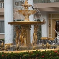 Rachel kembali terlihat dengan dress pendek. Kali ini, ia menggunakan warna merah terang yang seolah menyimbulkan cinta dan ketertarikan. Punya potongan dan detail yang minimalis, dress tersebut mencuri atensi dengan aksen cutout di bagian belakang. Foto: Warner Bros