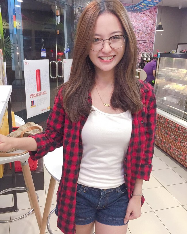 Dari beberapa koleksi foto cantik dokter Krestle Lailene Deomampo, bagaimana menurut kamu tentang dokter cantik ini? Foto: Instagram