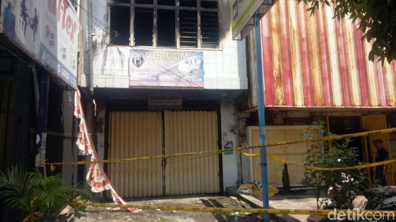 Melihat Toko Listrik yang Terbakar hingga Tewaskan Ayah-Anak Melihat Toko Listrik yang Terbakar hingga Tewaskan Ayah-Anak