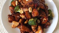 Agar Kung Pao Chicken lebih sehat, bisa ditambahkan sayuran brokoli. Selain lebih sehat, paduan rasa brokoli dan daging ayam juga tak kalah enak. Foto: Instagram rutuparna_hota.