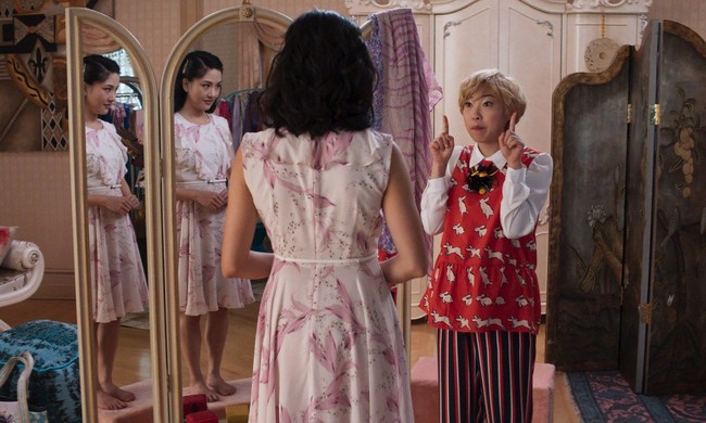 Karakter  Peik Lin Goh yang dimainkan rapper Awkwafina pun menonjol dalam film ini. Salah satunya adalah berkat gaya busana yang ramai. Dalam adegan ini, Awkwafina menggunakan atasan bermotif kelinci yang dipadukan dengan celana bergaris. Belum lagi kalung yang membuatnya semakin unik. Foto: Warner Bros