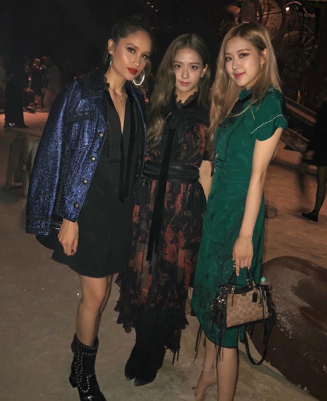 Cinta Laura pun eksis berfoto dengan sejumlah selebriti yang juga menghadiri fashion show Coach di New York Fashion Week, Selasa (11/9/2018). Salah satunya dengan dua personel Blackpink, Jisoo dan Rose. Ketiganya tampak sama-sama cantik. Foto: Instagram @claurakiehl