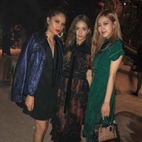 Cinta Laura pun eksis berfoto dengan sejumlah selebriti yang juga menghadiri fashion show Coach di New York Fashion Week, Selasa (11/9/2018). Salah satunya dengan dua personel Blackpink, Jisoo dan Rose. Ketiganya tampak sama-sama cantik. Foto: Instagram @claurakiehl