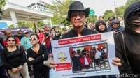 Sejumlah orang yang menamakan diri Presidium Rakyat Menggugat melakukan aksi demo di depan Gedung Mahkamah Agung (MA), Jakarta, Rabu (12/9/2018).