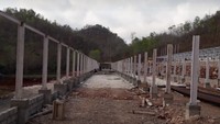 Kandang yang kita terapkan itu kandang modern. Jadi kalau di sini itu kita sudah ada mekanisme untuk menangani limbah jadi pupuk organik yang sangat bermanfaat, sama sekali enggak (limbahnya merembes ke dalam tanah). Karena kalau sampai merembes itu nanti efeknya penyakit akan tertanam di kandang itu. Efeknya apa? Ya kita ayamnya tidak akan sehat, kata Kepala Unit Peternakan Ayam PT Widodo Makmur Unggas tersebut, Hanan (Istimewa/Cahyo)