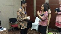 Pahala tampak bersalaman dengan para karyawan Garuda Indonesia. Foto: Achmad Dwi Afriyadi