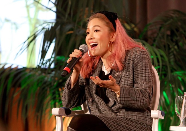 Tak disangka, Constance Wu ternyata sempat menolak bermain di film Crazy Rich Asians sebagai Rachel Chu, karena jadwal syuting yang bentrok. Ia kemudian menuliskan surat untuk sutradara Jon M. Chu bahwa sebenarnya dirinya sangat ingin terlibat dalam film yang diadaptasi dari novel karya Kevin Kwan itu. Tersentuh dengan isi suratnya yang inspiratif, akhirnya Jon memundurkan jadwal syuting untuk Constance. Foto: Getty Images