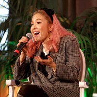 Tak disangka, Constance Wu ternyata sempat menolak bermain di film Crazy Rich Asians sebagai Rachel Chu, karena jadwal syuting yang bentrok. Ia kemudian menuliskan surat untuk sutradara Jon M. Chu bahwa sebenarnya dirinya sangat ingin terlibat dalam film yang diadaptasi dari novel karya Kevin Kwan itu. Tersentuh dengan isi suratnya yang inspiratif, akhirnya Jon memundurkan jadwal syuting untuk Constance. Foto: Getty Images