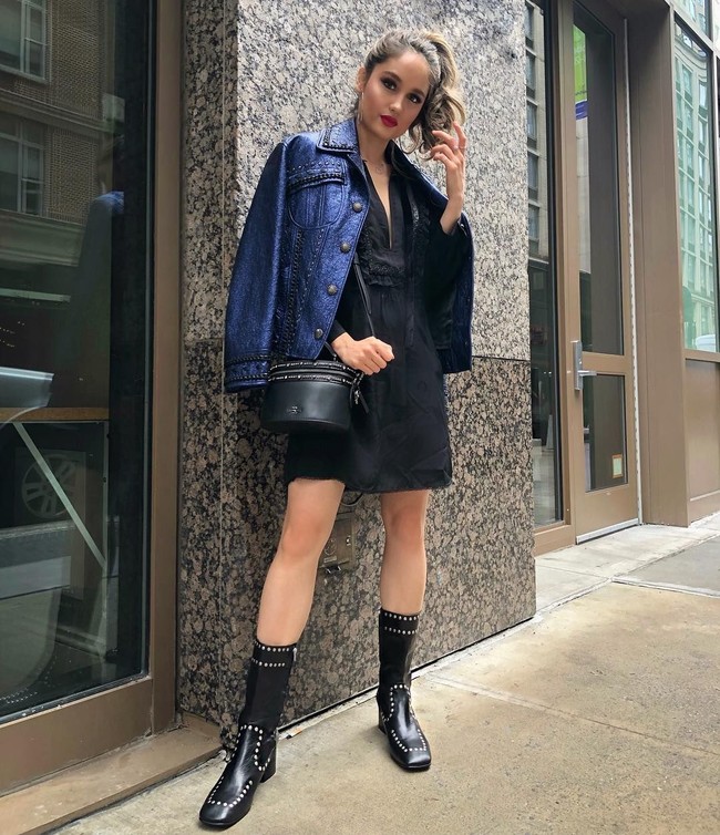 Mewakili Indonesia, Cinta Laura diundang untuk menghadiri fashion show Coach yang menjadi bagian New York Fashion Week 2019. Wanita 25 tahun tersebut terlihat tampil maksimal memakai dress hitam, jaket kulit biru dan sepatu boots hitam beraksen stud. Foto: Instagram @claurakiehl