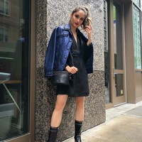 Mewakili Indonesia, Cinta Laura diundang untuk menghadiri fashion show Coach yang menjadi bagian New York Fashion Week 2019. Wanita 25 tahun tersebut terlihat tampil maksimal memakai dress hitam, jaket kulit biru dan sepatu boots hitam beraksen stud. Foto: Instagram @claurakiehl