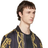 Outerwear bergaya jaket bomber ini hadir dengan motif klasik Versace. Harganya US$ 2276 atau sekitar Rp 34 juta. (Foto: Dok. Vogue)