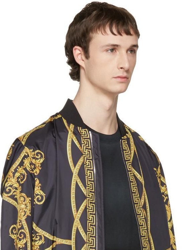 Outerwear bergaya jaket bomber ini hadir dengan motif klasik Versace. Harganya US$ 2276 atau sekitar Rp 34 juta. (Foto: Dok. Vogue)