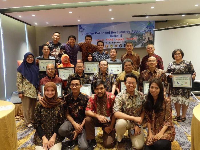 Peserta CPBSA Tahap II berfoto bersama jajaran direksi Charoen Pokphand Indonesia/Foto: Raras Prawitaningrum/detikcom Peserta CPBSA Tahap II berfoto bersama jajaran direksi Charoen Pokphand Indonesia/Foto: Raras Prawitaningrum/detikcom