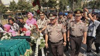 Ditemani sang istri, Machfud tampak sumringah sembari melempar senyum kepada para polisi yang berjajar/Foto: Istimewa