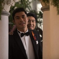 Bukan cuma tokoh perempuan, para pria Crazy Rich Asians juga bersolek dengan baju mewah. Dalam sebuah adegan, Henry Golding muncul dengan tuksedo Dolce & Gabbana. (Foto: Warner Bros Pictures via IMDb)