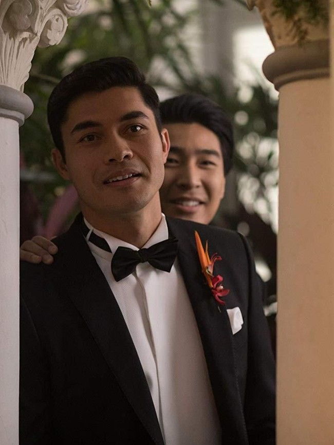 Bukan cuma tokoh perempuan, para pria Crazy Rich Asians juga bersolek dengan baju mewah. Dalam sebuah adegan, Henry Golding muncul dengan tuksedo Dolce & Gabbana. (Foto: Warner Bros Pictures via IMDb)