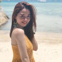 Berparas cantik dan bertubuh seksi, tak heran banyak para pria bercanda mereka rela disunat dua kali oleh dokter cantik ini. Foto: Instagram