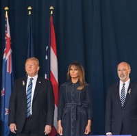 Melania Trump mendampingi suaminya, Presiden AS Donald Trump, di acara peringatan tragedi 9/11 di Shanksville, Pennsylvania, AS. Untuk momen tersebut, dress hitam bersiluet coat rancangan Herve Pierre menjadi busanan andalan. (Foto: Getty Images)