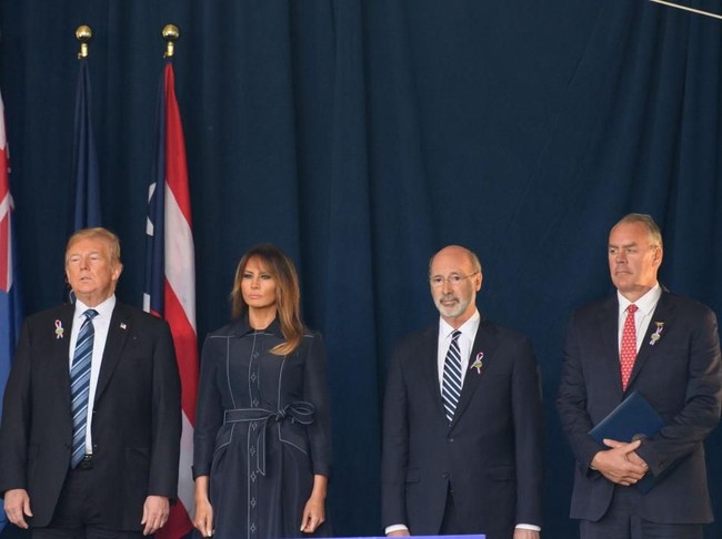 Melania Trump mendampingi suaminya, Presiden AS Donald Trump, di acara peringatan tragedi 9/11 di Shanksville, Pennsylvania, AS. Untuk momen tersebut, dress hitam bersiluet coat rancangan Herve Pierre menjadi busanan andalan. (Foto: Getty Images)