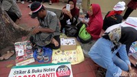 Aksi demo emak-emak ini menuntut pihak kepolisian agar lebih adil terlebih kepada kaum emak-emak saat menyuarakan sikap politik mereka. Aksi demo ini pun diikuti ormas gabungan dari Laskar Macan Asia dan Gerakan Laskar Pro-08.