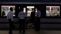 Nampak penumpang yang siap naik maupun turun di stasiun bawah tanah Pyongyang. Reuters/Danish Siddiqui.
