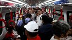 Antusias Masyarakat saat Uji Coba Terbatas LRT