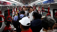 Momen antusias masyarakat saat uji coba LRT di Stasiun Velodrome Rawamangun, Jakarta.