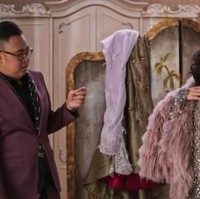 Selain penuh warna, kostum-kostum Crazy Rich Asians juga terlihat gemerlapan. Dalam adegan di mana Rachel di-makeover, ia terlihat menggunakan gaun berlapis jaring silver keluaran Michael Kors. Aku ingin memberi (sutradara Chu) banyak dress yang punya kepribadian tersendiri, jadi dia bisa bermain dengan itu, kata Mary dilansir Fashionista. Foto: Warner Bros