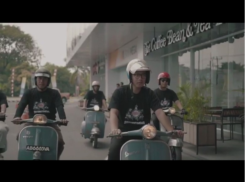 Gibran Rakabuming naik Vespa. Foto: Instagram/chillipari Gibran Rakabuming naik Vespa. Foto: Instagram/chillipari