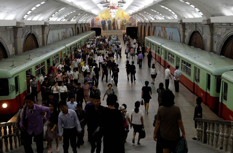 Korea Utara dikenal sebagai negara komunis dan tertutup, tapi kini kita bisa melihat suasana di stasiun kereta bawah tanah di Pyongyang, ibu kota Korea Utara.