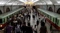 Para penumpang ramai-ramai turun dari kereta saat tiba di stasiun bawah tanah Pyongyang, Korea Utara. Reuters/Danish Siddiqui.