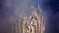 Menara kembar WTC yang menjadi simbol kejayaan keuangan New York ambruk dan rata dengan tanah. Ron Agam/Getty Images.
