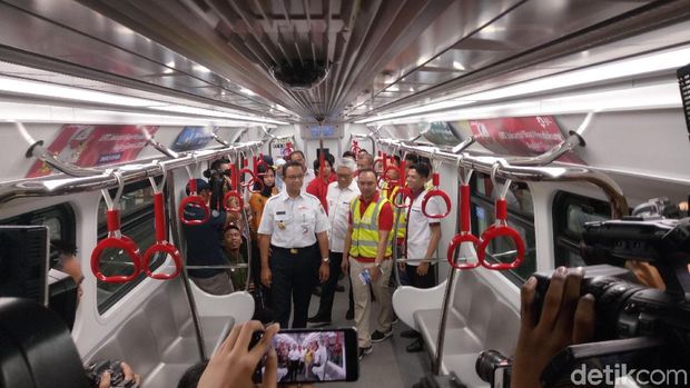 Anies Uji Coba LRT Velodrome-Kelapa Gading