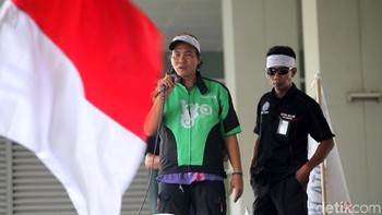 Lewat pengeras suara dari mobil komando, orator menyampaikan tuntutannya. Ada sejumlah poin yang jadi tuntutan mereka. Di antaranya, menolak aplikasi menjadi perusahaan transportasi, serta setop eksploitasi mitra pengemudi online.