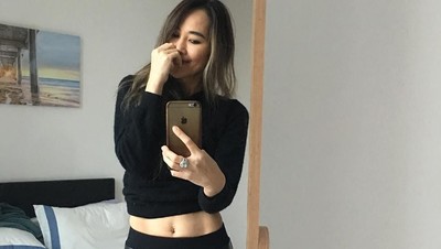 7 Gaya Ina Thomas Pakai Crop Top, Pamer Perut Rata yang Bikin Iri