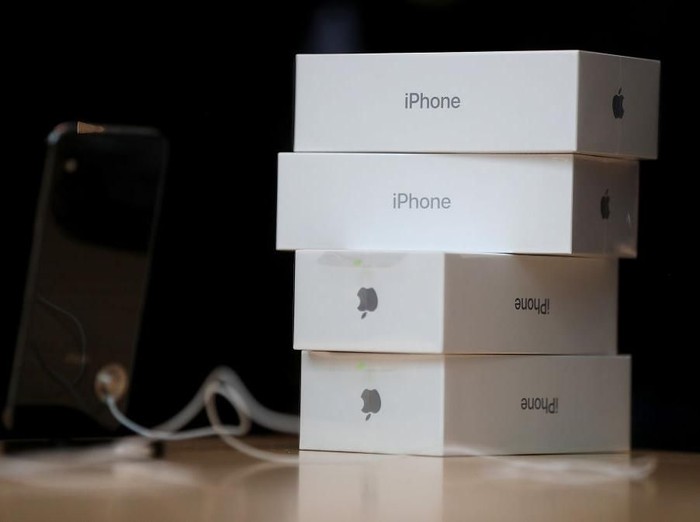 PALO ALTO, CA - NOVEMBER 03:  Boxes of the new iPhone X sit on a table at an Apple Store on November 3, 2017 in Palo Alto, California. The highly anticipated iPhone X went on sale around the world today.  (Photo by Justin Sullivan/Getty Images)