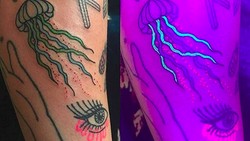 Keren! Bukan sekadar tato biasa, tato UV ini bisa menyala saat disinari sinar ultraviolet. Tinta fluoresens membuat tato-tato lucu ini berbeda.
