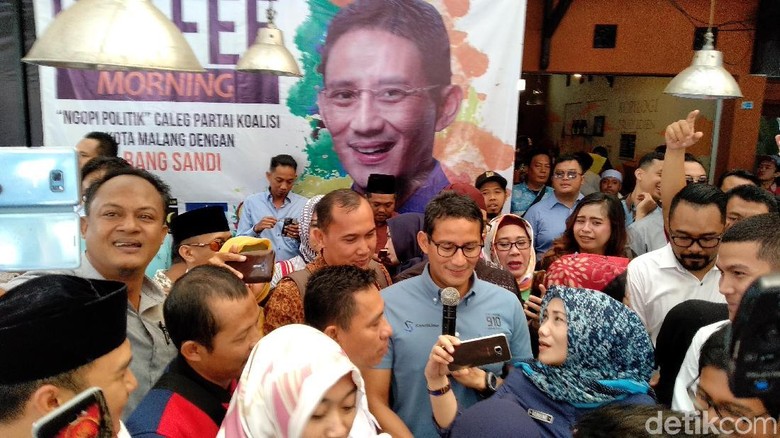Ketika Emak-Emak di Malang Berebut Foto Bareng Sandiaga Uno Ketika Emak-Emak di Malang Berebut Foto Bareng Sandiaga Uno