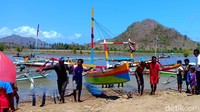 Kegiatan ini akan digelar selama empat hari ke depan. Hari ini para peserta mulai mempersiapkan sampan yang dilombakan (Faruk Nickyrawi/detikTravel)